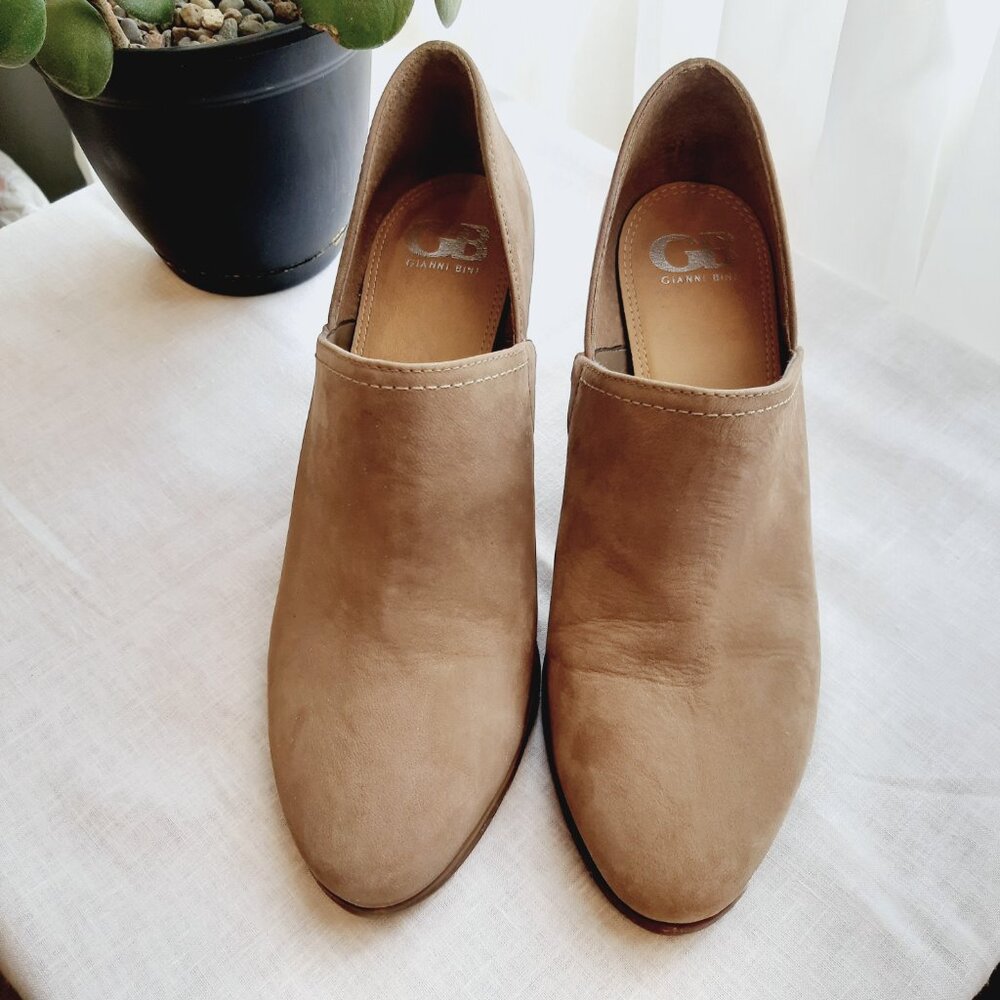 7.5M Suede Ankle Booties by Gianni Bini - Drive-In in Stonegate Gray
